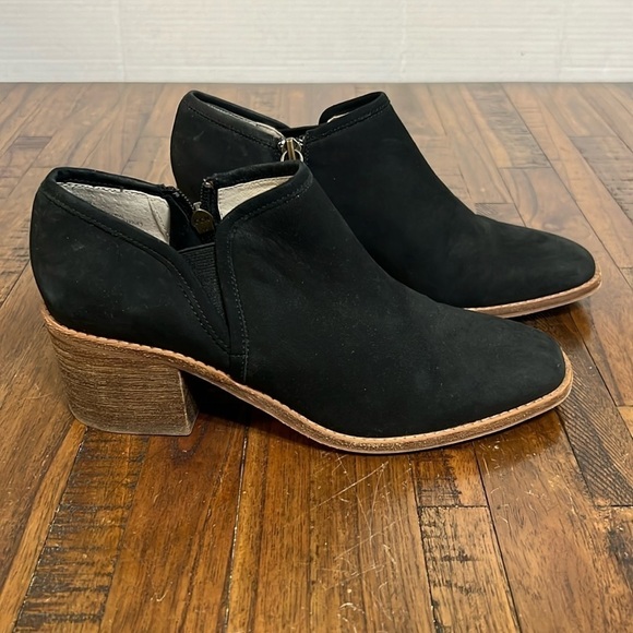 Caslon Booties boots black leather suede
Zip closure size 7 - Picture 2 of 12